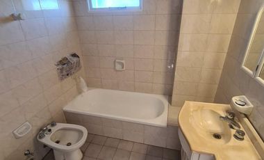 Departamento 4 ambientes con 2 baños y gran balcon en  San Martin Centro