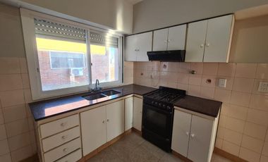 Departamento 4 ambientes con 2 baños y gran balcon en  San Martin Centro
