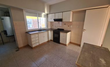 Departamento 4 ambientes con 2 baños y gran balcon en  San Martin Centro