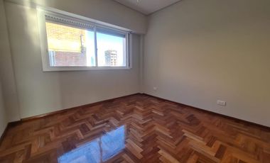 Departamento 4 ambientes con 2 baños y gran balcon en  San Martin Centro