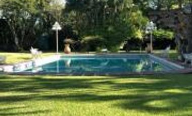 VENTA PROPIEDAD CON GRANDES JARDINES, ALBERCA, CANCHA DE TENIS Y MÁS