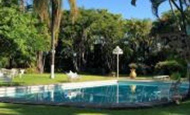 VENTA PROPIEDAD CON GRANDES JARDINES, ALBERCA, CANCHA DE TENIS Y MÁS