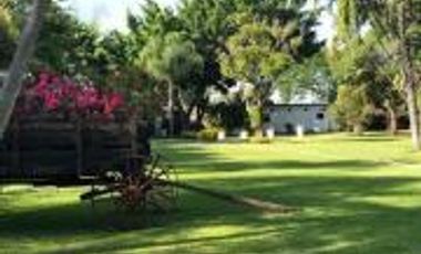 VENTA PROPIEDAD CON GRANDES JARDINES, ALBERCA, CANCHA DE TENIS Y MÁS