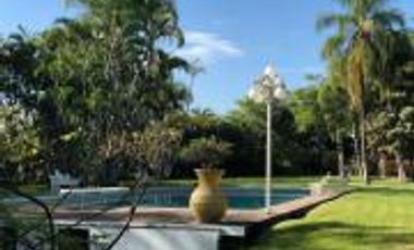 VENTA PROPIEDAD CON GRANDES JARDINES, ALBERCA, CANCHA DE TENIS Y MÁS