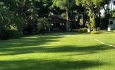 VENTA PROPIEDAD CON GRANDES JARDINES, ALBERCA, CANCHA DE TENIS Y MÁS