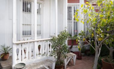 Se vende preciosa casa restaurada Lautaro Rosas Cerro Alegre UF 20.000.-