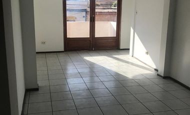 Casa en venta de tres pisos en pleno centro de Iquique 222m2