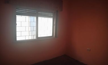 PH AL FRENTE CON DOS LOCALES Y DEPTO DE TRES AMBIENTES LA FONDO