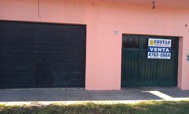 PH AL FRENTE CON DOS LOCALES Y DEPTO DE TRES AMBIENTES LA FONDO