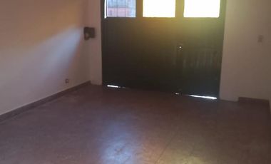 PH AL FRENTE CON DOS LOCALES Y DEPTO DE TRES AMBIENTES LA FONDO