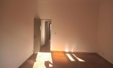 PH AL FRENTE CON DOS LOCALES Y DEPTO DE TRES AMBIENTES LA FONDO