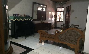 Dijual  rumah   lama  terawat, di menteng  karang setiabudi