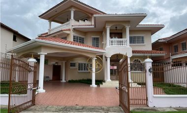 Casa de 3 pisos en venta en Altos de Panama cerca de Condado del Rey
