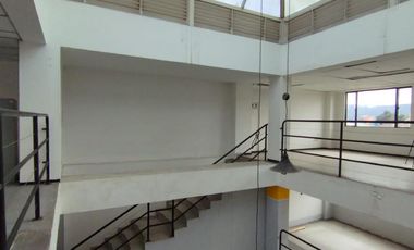 edificio en arriendo en los zipas. Cod A104132