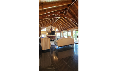 Casa en el Barrio la Herradura con Pileta cubierta