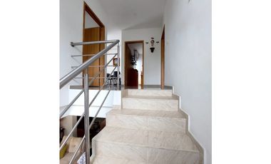 SE VENDE CASA DE DOS PISOS EN VILLA CAMPESTRE DE MONTERA