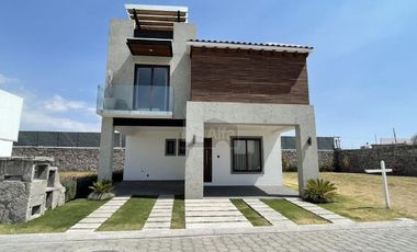 Residencia rodeada de áreas verdes en venta en exclusivo Desarrollo en Metepec.