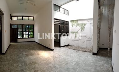 Disewakan Rumah 2 Lantai Kawasan Premium Komersial di Tenggilis Dekat Ubaya