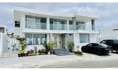 CASA MODERNA A ESTRENAR EN URBANIZACIÓN MARINA BLUE