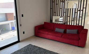 Bonita Casa en Renta Vacía en Club de Golf