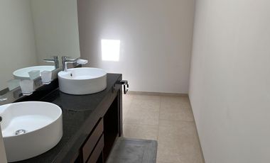 Bonita Casa en Renta Vacía en Club de Golf
