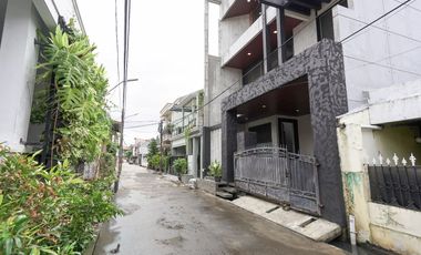 Rumah Luas 6 Kamar 10 menit ke Stasiun Klender Baru Siap Huni J-41529