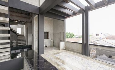 Rumah Luas 6 Kamar 10 menit ke Stasiun Klender Baru Siap Huni J-41529