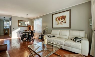 Linda y moderna casa en venta, excelente estado y ubicación privilegiada, en el corazón de Peñalolén