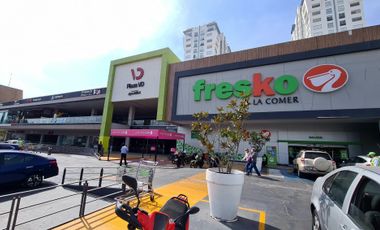 Se Renta Local Comercial con terraza y estacionamiento en Plaza VD Galerias, 220