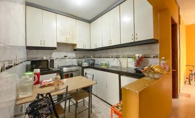 Se Vende Casa De 2 Pisos Cerca Al Mercado 3 Regiones