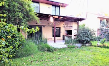 VENTA CHALET DE CATEGORIA 4 AMBIENTES C/ QUINCHO, PARQUE PARRILLA MONTE GRANDE ARGENTINA