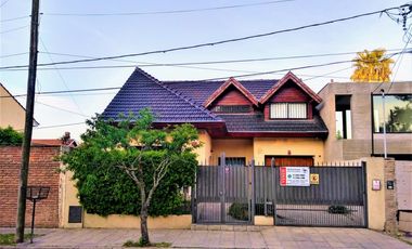 VENTA CHALET DE CATEGORIA 4 AMBIENTES C/ QUINCHO, PARQUE PARRILLA MONTE GRANDE ARGENTINA