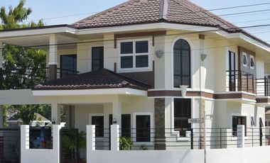 Fully Furnished 5 bed and 5 1/2 bath, centralized airconditioning house at Philam Village, Pueblo de Oro
