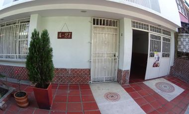 casa en venta en lleras restrepo. Cod V19522