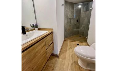 VENTA DE HERMOSO APARTAMENTO AMOBLADO LOMA EL TESORO, MEDELLIN