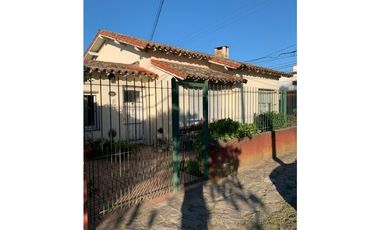 EXCELENTE CHALET EN ESQUINA DE 4 AMB