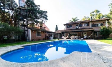 Casa con gran parque y piscina - Barrio Parque Leloir