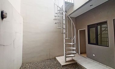 Di Sewakan Rumah Baru Siap Huni 5 Kamar di Jl. Kembar Baru Bandung