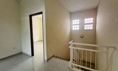 Di Sewakan Rumah Baru Siap Huni 5 Kamar di Jl. Kembar Baru Bandung