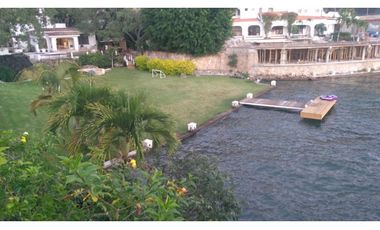 CASA EN VENTA A ORILLA DEL LAGO 