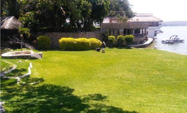 CASA EN VENTA A ORILLA DEL LAGO 