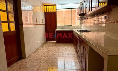Venta de linda casa de 3 pisos mas azotea en Urb. San Isidro I Etapa, rodeada de parques
Ubicada cerca de Av. Metropolitana II, Universidad Privada d