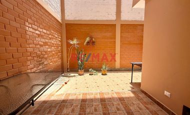 Venta de linda casa de 3 pisos mas azotea en Urb. San Isidro I Etapa, rodeada de parques
Ubicada cerca de Av. Metropolitana II, Universidad Privada d