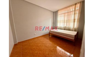 Venta de linda casa de 3 pisos mas azotea en Urb. San Isidro I Etapa, rodeada de parques
Ubicada cerca de Av. Metropolitana II, Universidad Privada d
