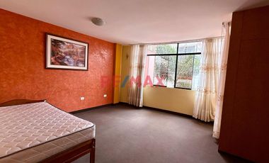Venta de linda casa de 3 pisos mas azotea en Urb. San Isidro I Etapa, rodeada de parques
Ubicada cerca de Av. Metropolitana II, Universidad Privada d