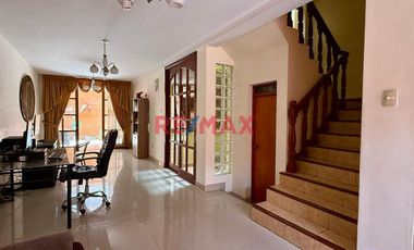 Venta de linda casa de 3 pisos mas azotea en Urb. San Isidro I Etapa, rodeada de parques
Ubicada cerca de Av. Metropolitana II, Universidad Privada d