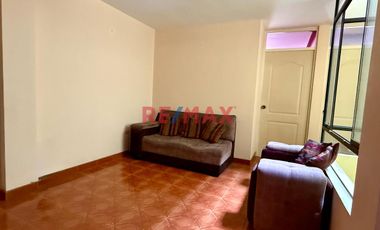 Venta de linda casa de 3 pisos mas azotea en Urb. San Isidro I Etapa, rodeada de parques
Ubicada cerca de Av. Metropolitana II, Universidad Privada d