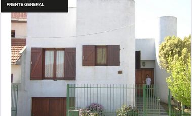 Casa 3 amb. con jardin.