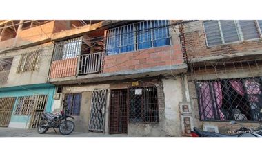 Se vende casa de tres pisos en Manuela Beltrán (j.s)