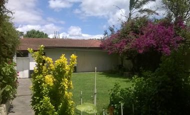 Chalet ubicado a media cuadra de la Avenida Monteverde .